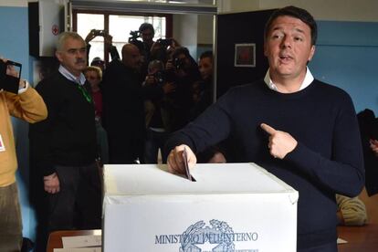 El ex primer ministro italiano Matteo Renzi vota en el referendum, en Florencia, el 4 de diciembre de 2016.