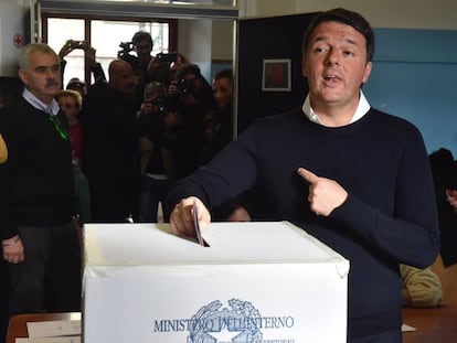 El ex primer ministro italiano Matteo Renzi vota en el referendum, en Florencia, el 4 de diciembre de 2016.