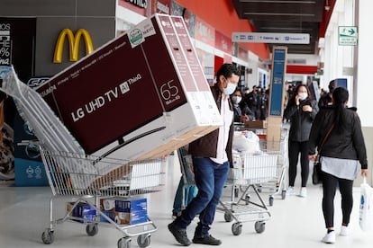 Un comprador sale de un almacen en Bogotá durante el primer Día sin IVA en Colombia, el pasado 19 de junio.