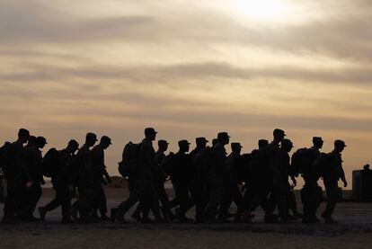 Soldados de una de las ltimas unidades de EE UU en abandonar Irak se dirigen a coger el avin de vuelta a casa, ayer en una base de Kuwait.