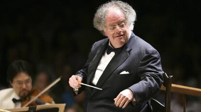 El director art&iacute;stico James Levine con la sinf&oacute;nica de Boston