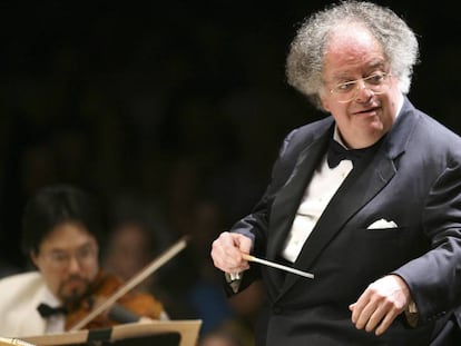 El director art&iacute;stico James Levine con la sinf&oacute;nica de Boston