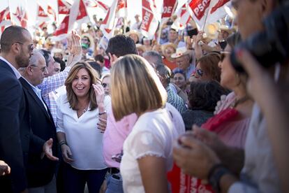 Susana Díaz arropada por los asistentes al mitin.