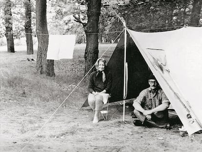 La poeta polaca Wislawa Szymborska y su pareja Kornel Filipowicz en una imagen sin datar cedida por la editorial Las afueras, reponsable de la publicación del epistolario 'Escribe si vendrás'.