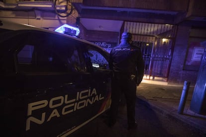 El policía nacional E., en el número 50 de la calle de Francisco Navacerrada, donde detuvieron a Alberto Sánchez.