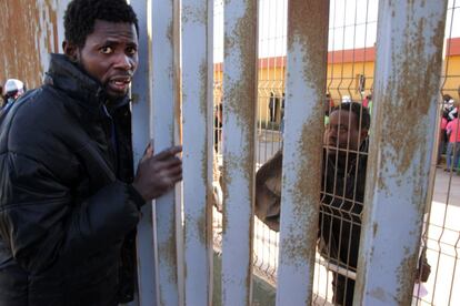 El Centro de Estancia Temporal de Inmigrantes (CETI) de Melilla está casi al triple de su capacidad, tras la avalancha de subsaharianos que han logrado saltar la valla hoy 28 de febreo de 2014.