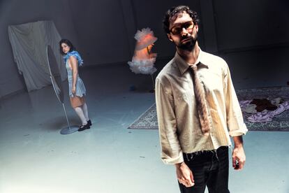 Lourdes Hernández y Andrés Reisinger, en la sala Réplika de Madrid, donde se representa su obra 'Anoche en la azotea'.