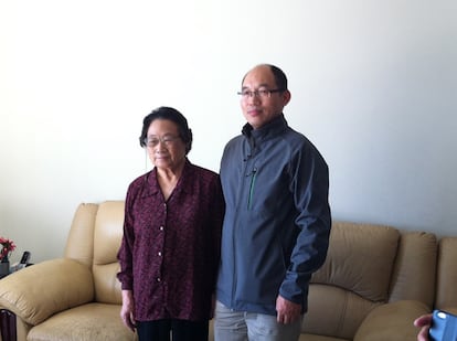 El químico chino Shu-Kun Lin, presidente y fundador de la editorial MPDI, con Tu Youyou, ganadora del Nobel de Medicina de 2015, en una imagen de ese año.