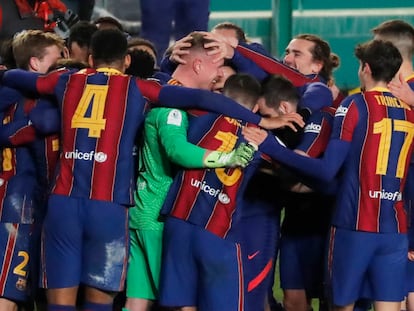 Los jugadores del Barça felicitan a Ter Stegen tras la tanda de penaltis.