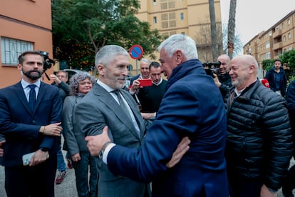 El ministro del Interior, Fernando Grande-Marlaska, saluda a Francisco Mena, presidente de las coordinadoras antidroga del Campo de Gibraltar, este martes en Algeciras.