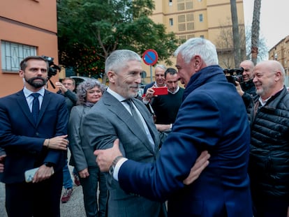 El ministro del Interior, Fernando Grande-Marlaska, saluda a Francisco Mena, presidente de las coordinadoras antidroga del Campo de Gibraltar, este martes en Algeciras.