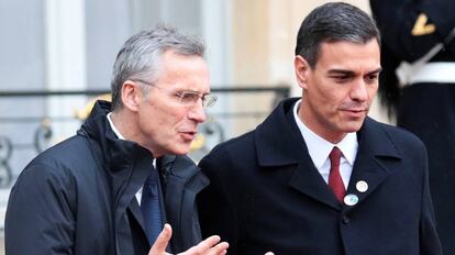 Pedro Sánchez (r) with NATO secretary general Jens Stoltenberg in Paris on Sunday.