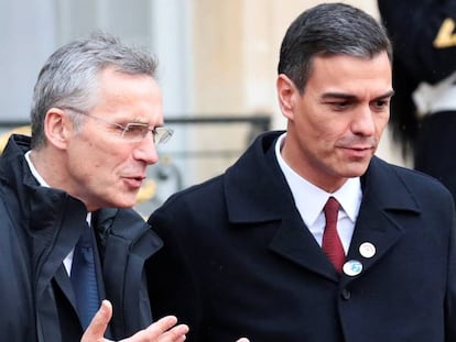 Pedro Sánchez (r) with NATO secretary general Jens Stoltenberg in Paris on Sunday.