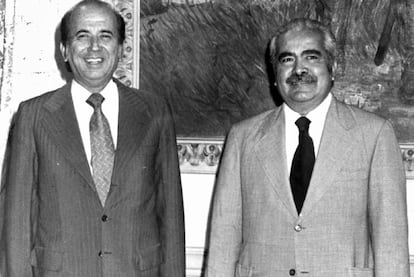 Carlos Andrés Pérez posa en 1980 en Caracas junto a su sucesor en la presidencia de Venezuela, Luis Herrera Campins.