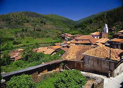 El pueblo de Robledillo de Gata, en la sierra de Gata, es el punto de partida de una ruta que sube hasta el collado del Puerto Viejo.