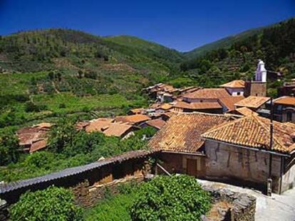 El pueblo de Robledillo de Gata, en la sierra de Gata, es el punto de partida de una ruta que sube hasta el collado del Puerto Viejo.