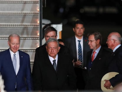 Joe Biden y Andrés Manuel López Obrador a su llegada en el Aeropuerto Felipe Ángeles.