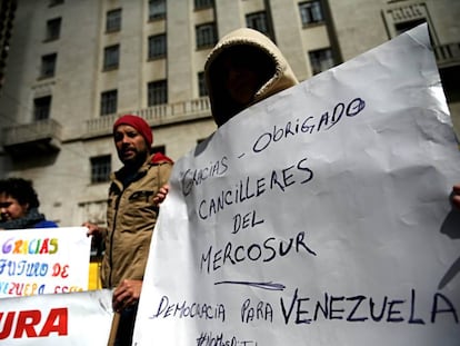 Manifestantes contra el gobierno del presidente venezolano Nicolás Maduro protestan este sábado frente al sitio donde se realiza la reunión de los cancilleres de los países miembros del Mercosur, en Sao Paulo (Brasil).