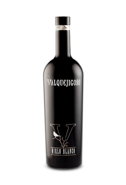 De Madrid y de guarda. De la simbiosis dehesa-viñedo, de cepas rodeadas de jara, alcornoques, encinas y animales en libertad, sale al mercado una nueva añada del blanco de la madrileña bodega Valquejigoso, Mirlo Blanco 2015. Un vino muy personal y único en el que la bodega transmite el embrujo de lo silvestre, de lo singular en una sola botella. Elaborado con tres variedades,  65% de albillo real, 20% de sauvignon blanc y 15% de viognier, salen a la venta 2.200 botellas. Un vino elegante, fresco, mineral, contundente y con personalidad. De guarda. Precio: 45 euros.