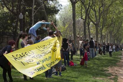 cadena humana de protesta a la Ciutadella.