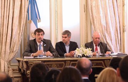 Los ministros Esteban Bullrich y Marcos Pe&ntilde;a junto al expresidente de Chile, Ricardo Lagos en la Casa Rosada.