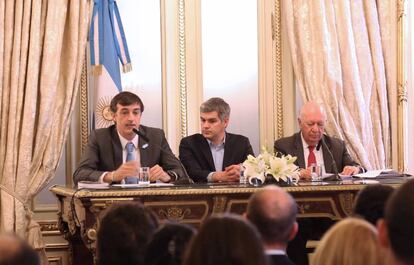 Los ministros Esteban Bullrich y Marcos Peña junto al expresidente de Chile, Ricardo Lagos en la Casa Rosada.