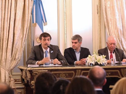 Los ministros Esteban Bullrich y Marcos Pe&ntilde;a junto al expresidente de Chile, Ricardo Lagos en la Casa Rosada.