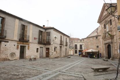 Los museos se llevan bien con los bares. Talavera, con la misma población que Toledo (84.000), y a mitad de camino entre Cáceres y Madrid, no tenía ambiente en su parte vieja. La muralla cumplía el mismo cometido que cuando se construyó: la defensa de la ciudad. Hasta que los nuevos restaurantes y bares del Casco Antiguo derribaron esta barrera. Hoy se puede visitar el museo de cerámica Ruiz de Luna o el centro Rafael Morales y tomar una cerveza en Casco Viejo o en la Madrileña. O contemplar la fachada del teatro Victoria y pedir un vino en el Botánico. O pasear por el Mercado de San Jerónimo y hacer una parada en la Antigua. Y para tomar el fresco en verano está la Sinagoga: en su terraza se puedes comer buenos bocatas. Sushi DO confirma que la zona vieja es moderna. Un japonés, que en menos de un año ha pasado de llevar sushi en moto a restaurante con reserva. Texto: Mariano Ahijado