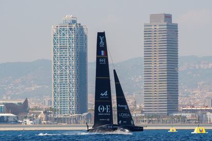 El Orient Express trata de levantar su barco en la segunda jornada de la Regata Preliminar de la Copa del América de Barcelona, en la que tuvo que abandonar.
