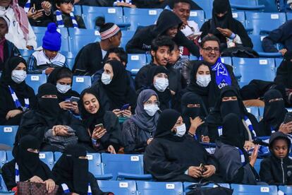 Aficionadas del Al Hilal, el primer día en que Arabia Saudí las permitió ir al un estadio.