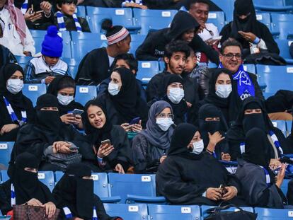 Torcedores do Al Hilal, no primeiro dia em que Arábia Saudita permitiu que elas fossem ao estádio.