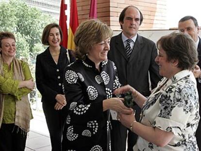 La ministra de Educación, María Jesús San Segundo, entrega el galardón a Milagros Asenjo.