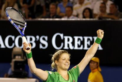 La tenista belga Kim Clijsters celebra su victoria frente a la china Na Li en la final del Abierto de Australia 2011.