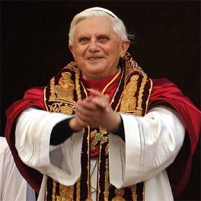 Benedicto XVI saluda desde el balcón central de la basílica de San Pedro tras ser elegido Papa.