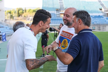 Gerard López entre el futbolista José Fonte y el entrenador Christophe Galtier en un amistoso entre el Everton y el Lille en 2018.