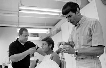 Conegut per la seva interpretació del comandant Spock a la sèrie ‘Star Trek’ i a les pel·lícules de la franquícia, l'actor nord-americà va morir als 83 anys. Nascut a Boston, no va ser ni un actor encasellat ni algú que no es va poder sobreposar a una única interpretació memorable, sinó que va ser un d'aquests pocs privilegiats que podien presumir d'encarnar una poderosa icona de la cultura popular. Va dirigir dues pel·lícules de la saga 'Star Trek' i va canviar de gènere per signar la pel·lícula més taquillera del 1987, 'Tres hombres y un bebé'. Va alternar la interpretació amb una carrera com a fotògraf artístic. El 2014 va fer públic que patia un problema pulmonar crònic, que atribuïa als seus anys de fumador, un hàbit que havia deixat feia 30 anys.
