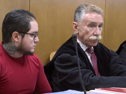Leonardo V., el acusado del crimen de Valdemoro, en el primer día de juicio junto a su abogado Marcos García-Montes.
