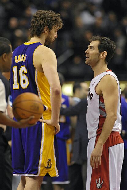 Pau Gasol y Calderón se abrazan tras el partido.