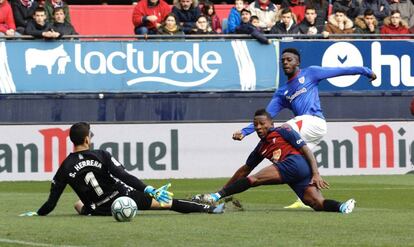 Iñaki Williams (D) marca el primer gol al portero del Osasuna Sergio Herrera (I).