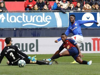 Iñaki Williams (D) marca el primer gol al portero del Osasuna Sergio Herrera (I).