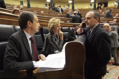 Zapatero y Salgado conversan en el hemiciclo con el diputado de ERC Joan Ridao, el pasado marzo.