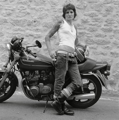 'MOTO' (Ed. Cabeza de Chorlito) es el nuevo libro del fotógrafo Alberto García-Alix (León, 1956) en el que palpa su pasión por la motocicleta, temática fundamental en su obra desde los años 80 hasta la actualidad.