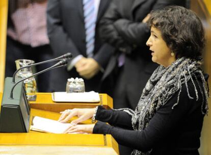 Una mujer invidente da lectura del orden del día del pleno del Parlamento vasco.