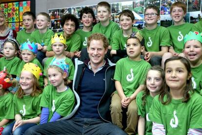 El príncipe Enrique rodeado de alumnos de la escuela Halfmoon Bay de Oban (Nueva Zelanda).