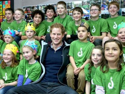 El príncipe Enrique rodeado de alumnos de la escuela Halfmoon Bay de Oban (Nueva Zelanda).