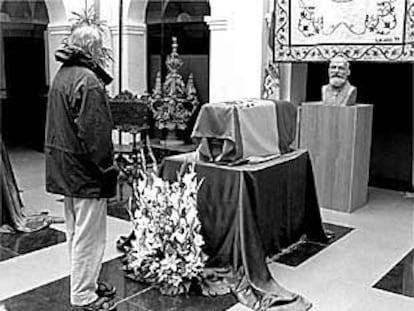 El alcalde de Guadix, José Luis Hernández, muestra las últimas botas de Pedro Antonio de Alarcón.