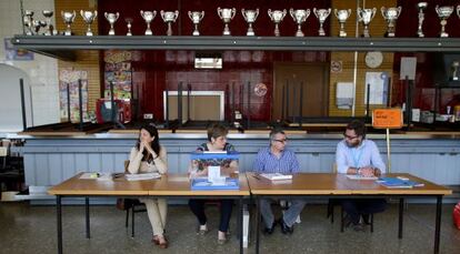 Mesa electoral en el Colegio de los Salesianos en Valencia.