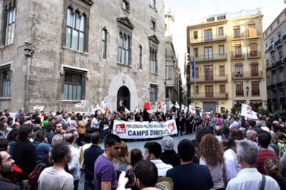 Los manifestantes convocados por Esquerra Unida para pedir la dimisión de Camps, esta tarde, ante el Palau de la Generalitat en Valencia.