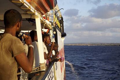 Los migrantes a bordo del 'Open Arms' otean la isla italiana de Lampedusa.