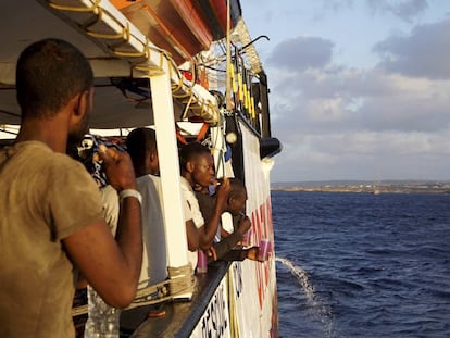Los migrantes a bordo del 'Open Arms' otean la isla italiana de Lampedusa.